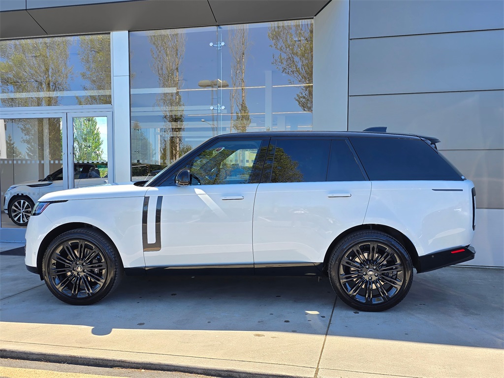 2025 Land Rover Range Rover SE photo 3