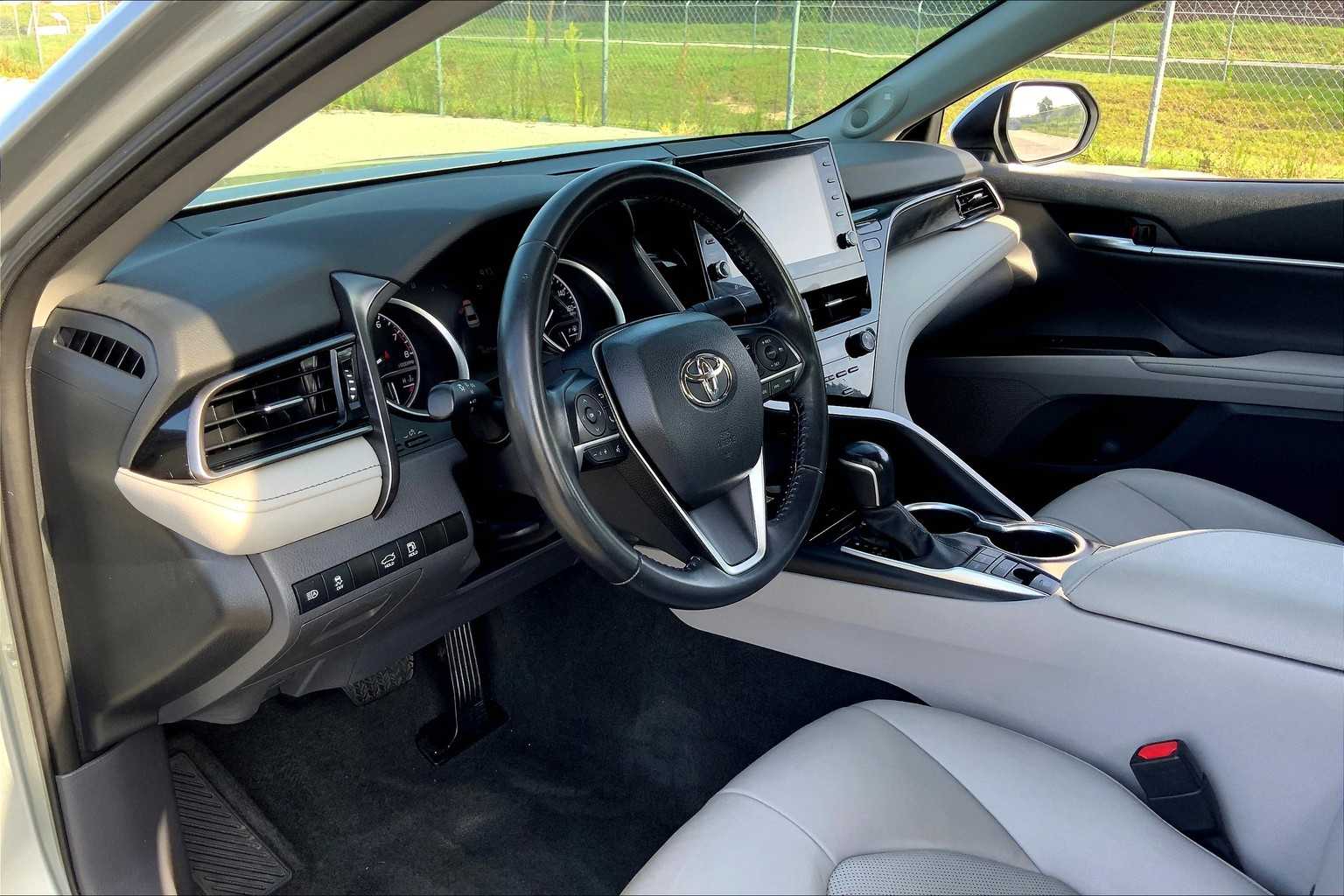 2022 Toyota Camry XLE V6 photo 16