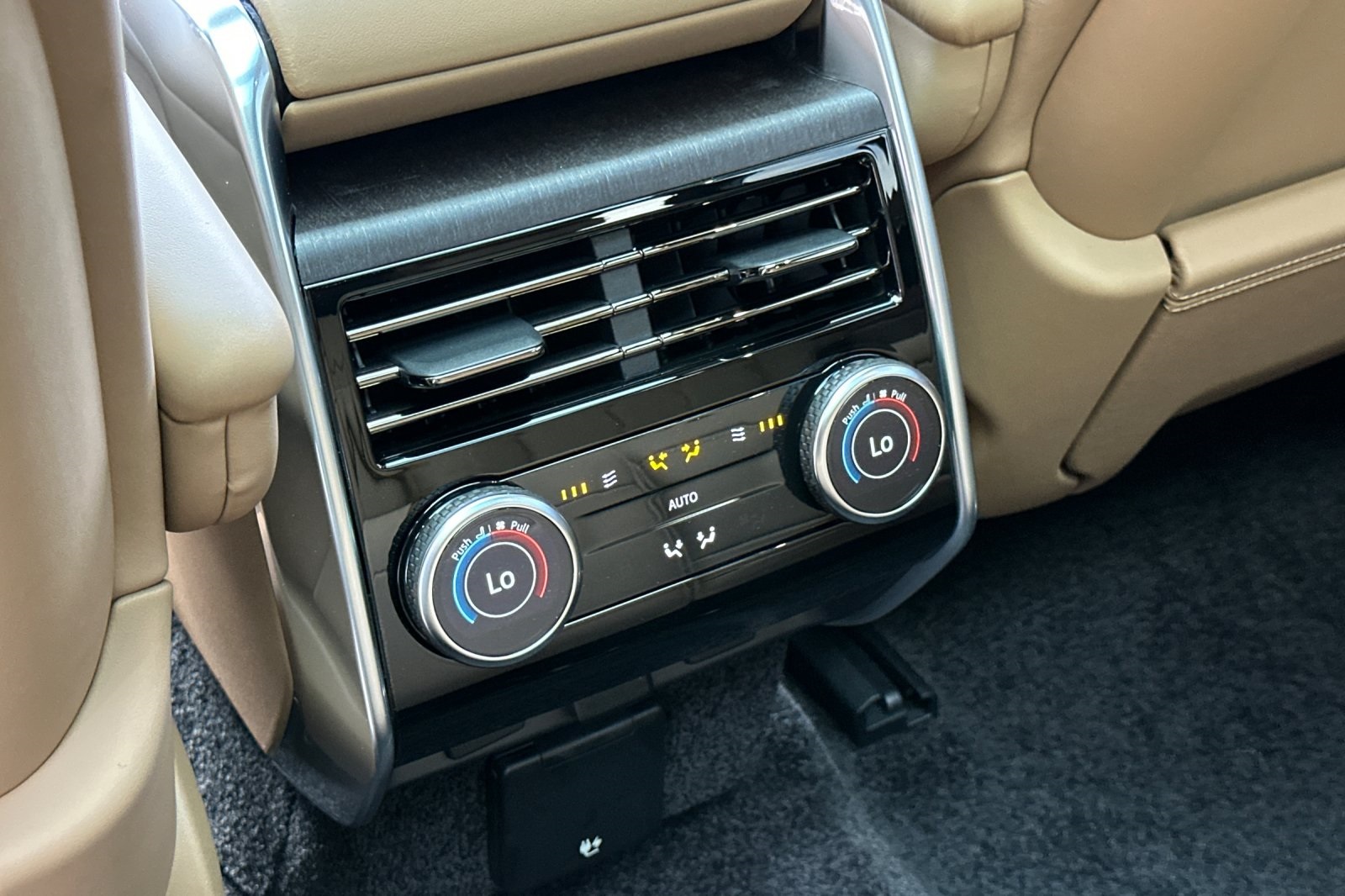 2025 Land Rover Range Rover SE photo 14