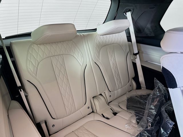 New 2026 White BMW M60i image 32