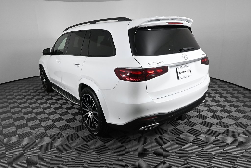 2025 Mercedes Benz GLS 580 4MATIC photo 4
