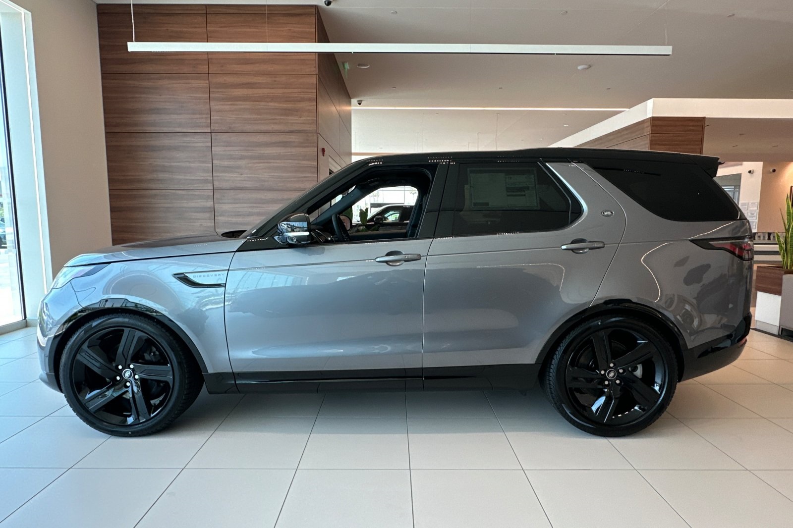 2025 Land Rover Discovery SE photo 3