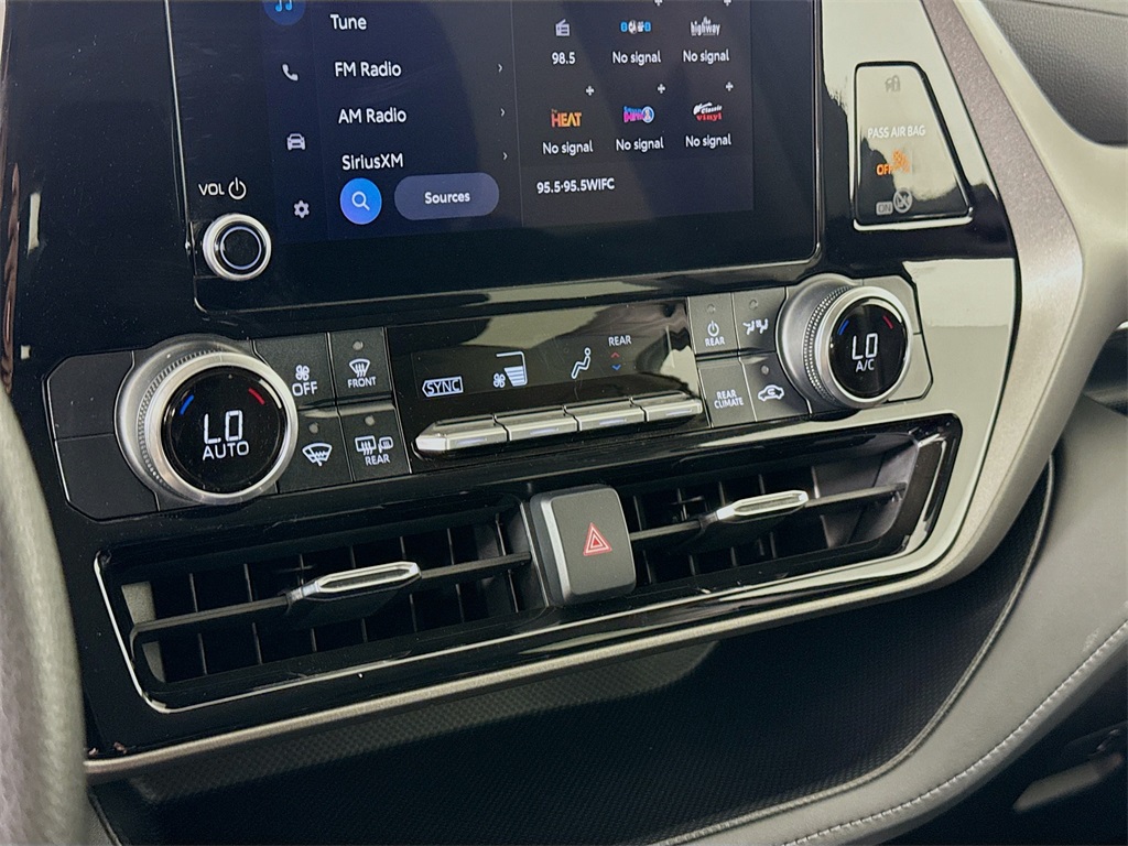 2023 Toyota Highlander L photo 7
