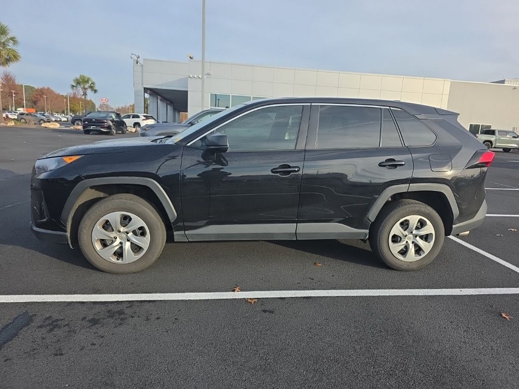 2022 Toyota RAV4 LE photo 3