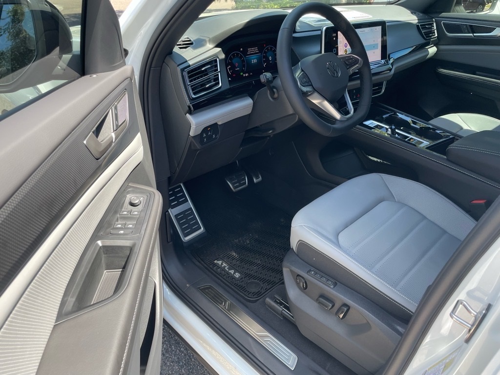 2026 Volkswagen Atlas Cross Sport SEL R-Line photo 5