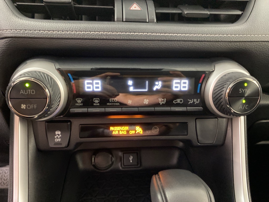 2020 Toyota RAV4 Hybrid XLE photo 4
