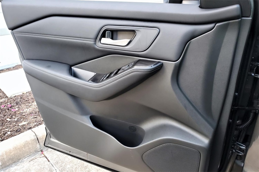 2025 Nissan Rogue SV photo 11