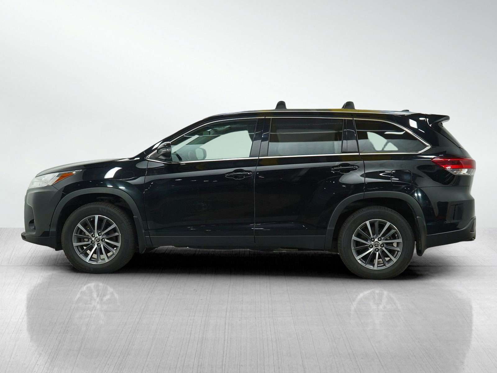 Used 2019 Toyota Highlander XLE with VIN 5TDJZRFH5KS737352 for sale in Wayzata, Minnesota