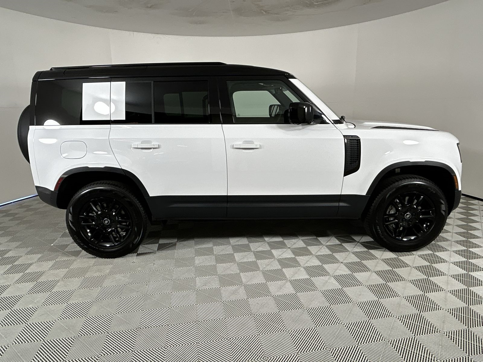2025 Land Rover Defender 110 S photo 6