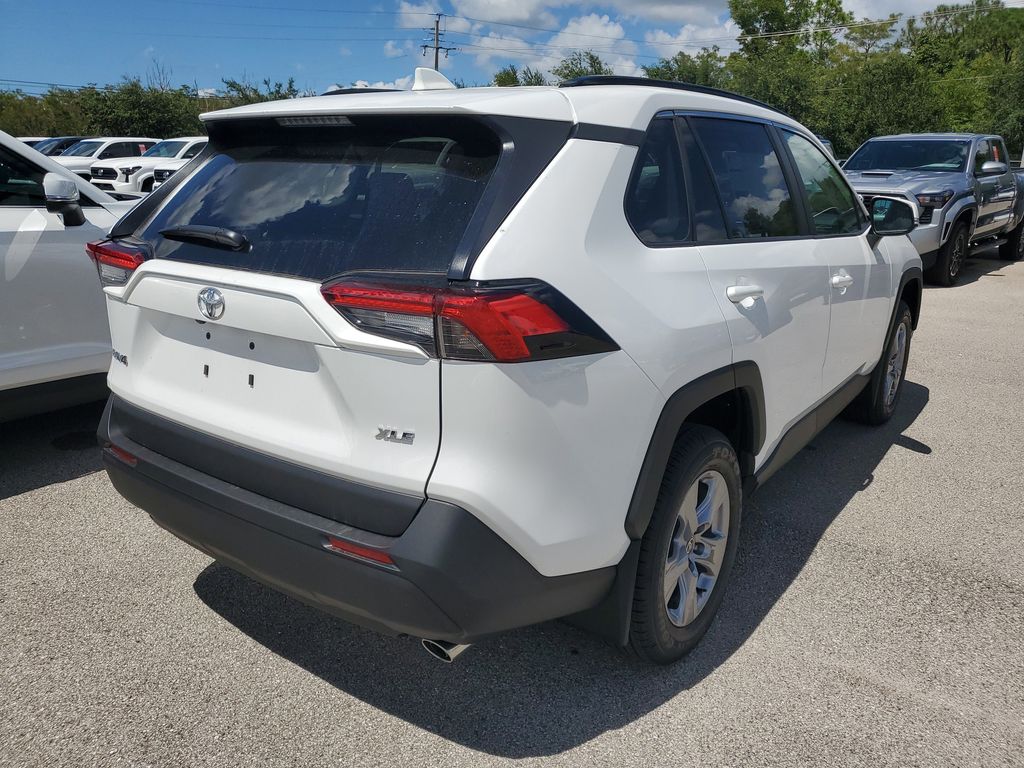 2025 Toyota RAV4 XLE photo 3