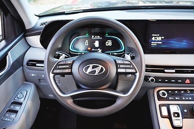 Used 2023 Red Hyundai SE image 19