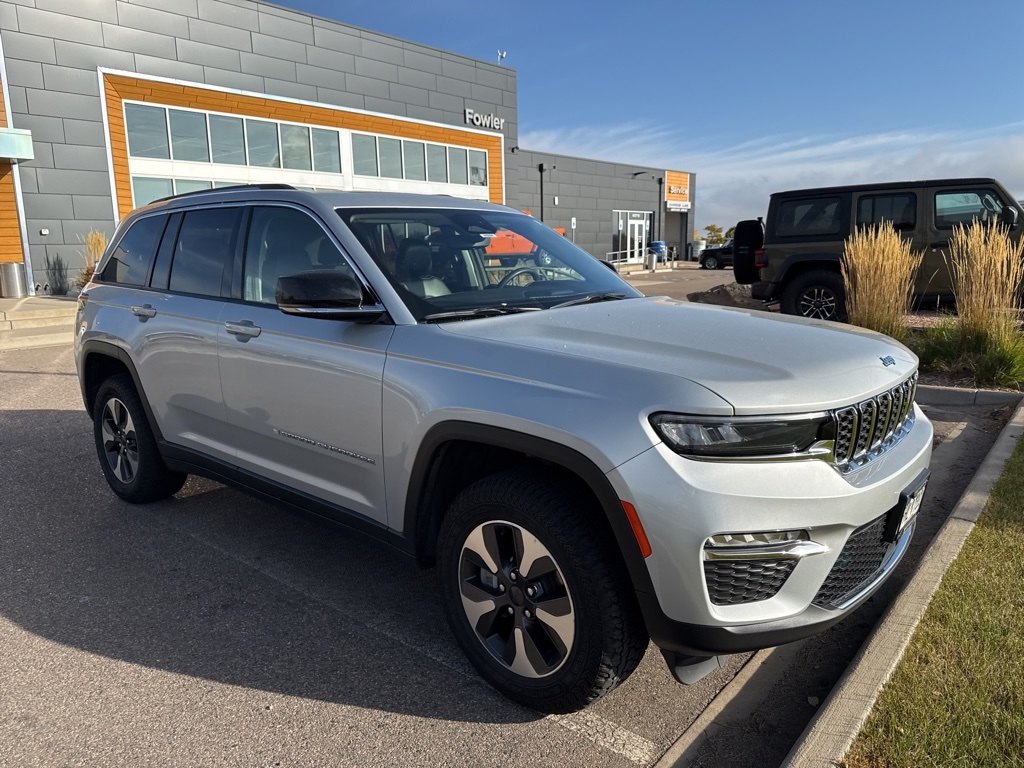 2024 Jeep Cherokee 4xe Base photo 2