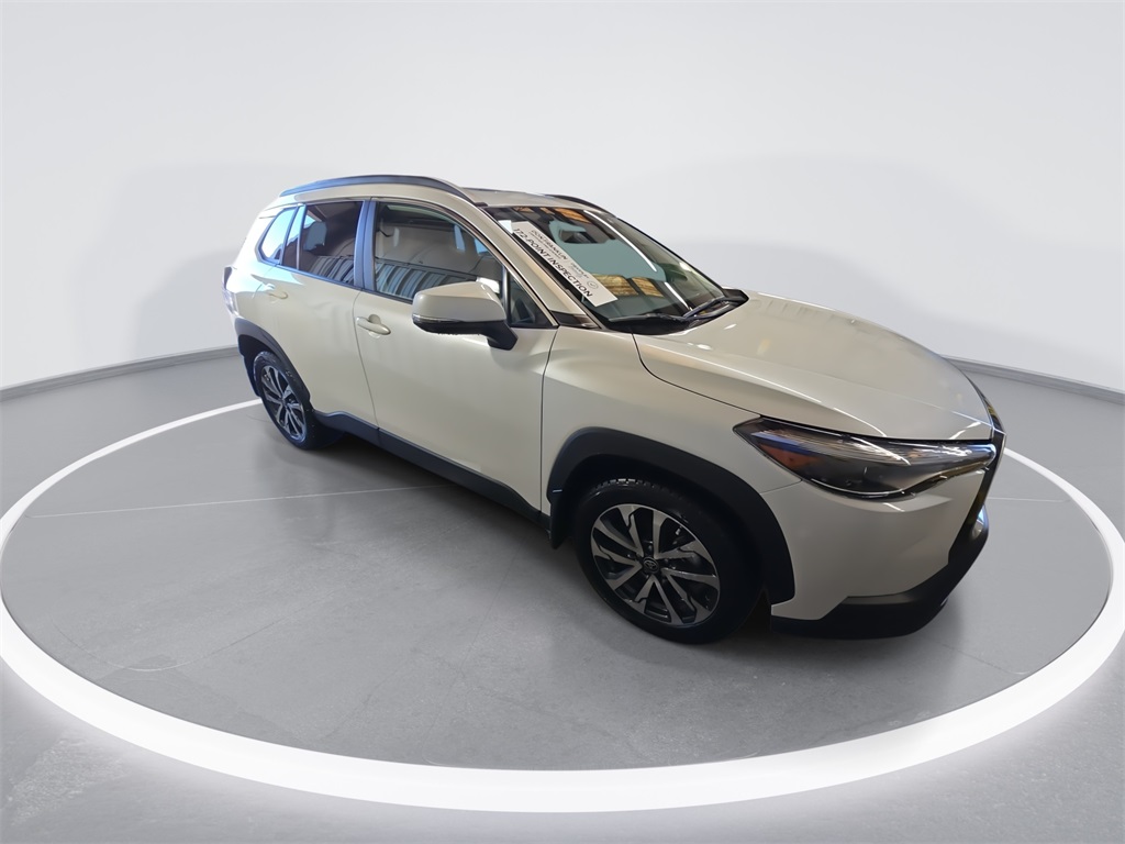 2022 Toyota Corolla Cross XLE photo 2