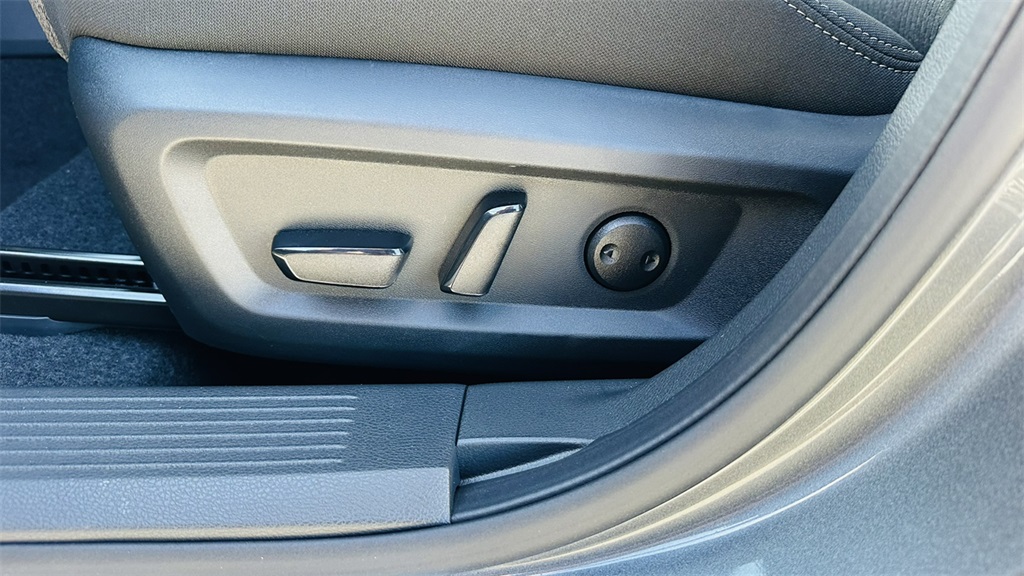 2026 Nissan Rogue SV photo 10