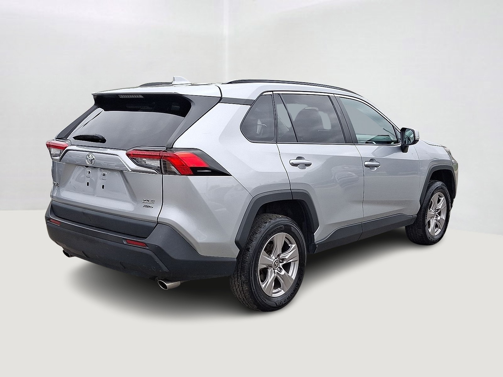 2023 Toyota RAV4 XLE photo 3