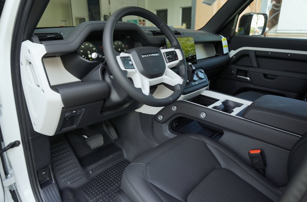 2025 LAND ROVER DEFENDER - Image 12