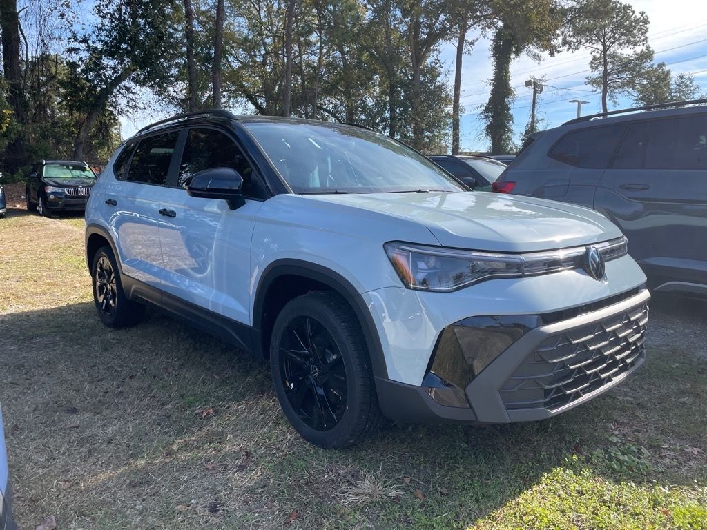 2026 Volkswagen Taos SE Black's photo