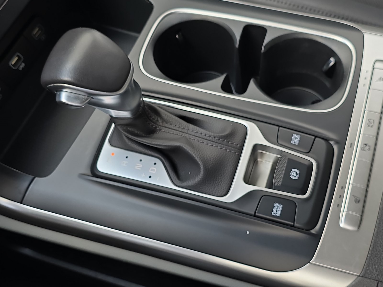 2024 Kia Carnival LX photo 18