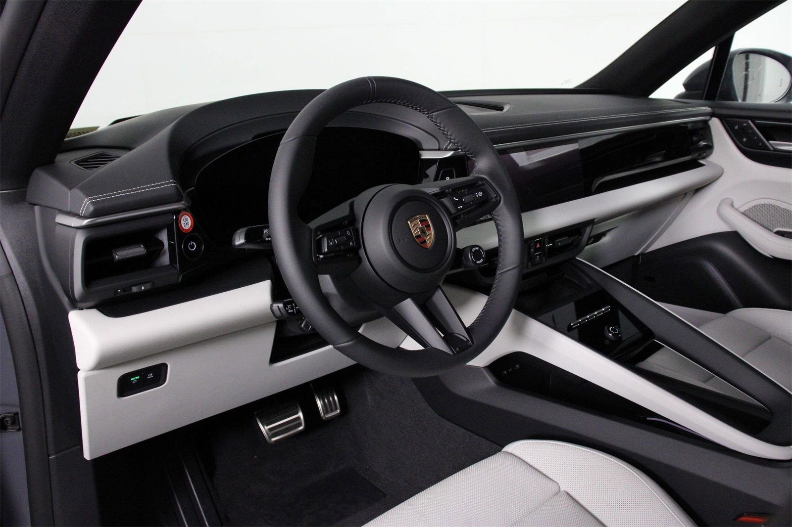 2025 Porsche Macan Electric photo 4