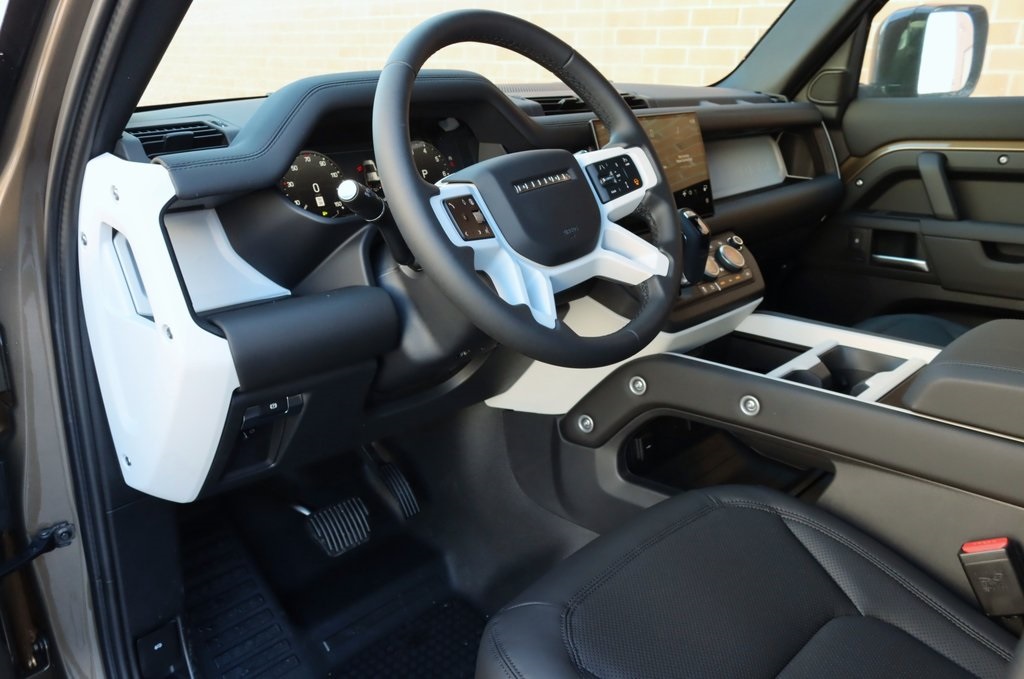 2025 Land Rover Defender 110 S photo 9