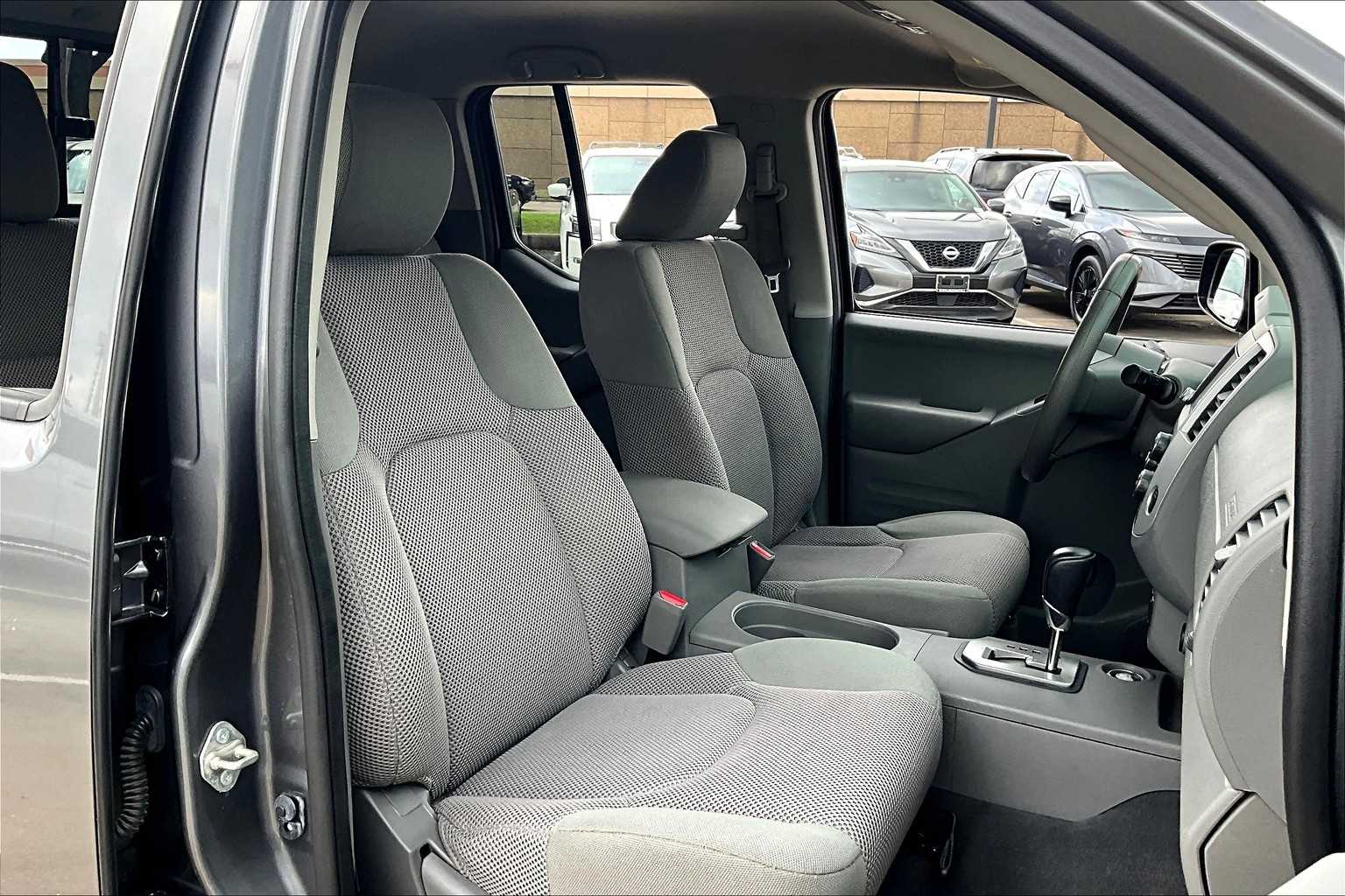 2020 Nissan Frontier SV Crew Cab photo 7