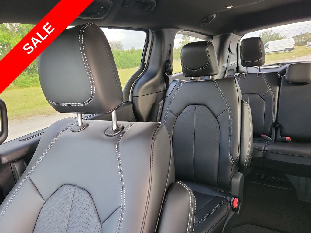 2025 Chrysler Pacifica photo 11