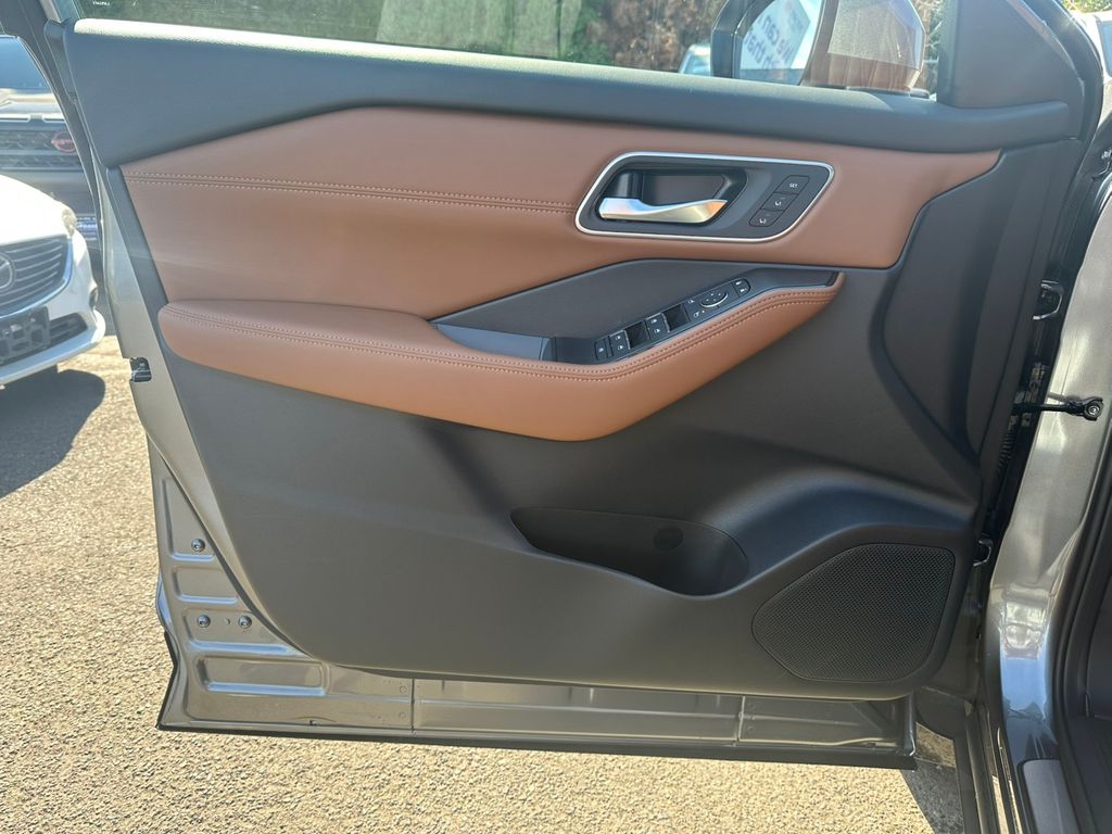 2026 Nissan Rogue Platinum photo 13