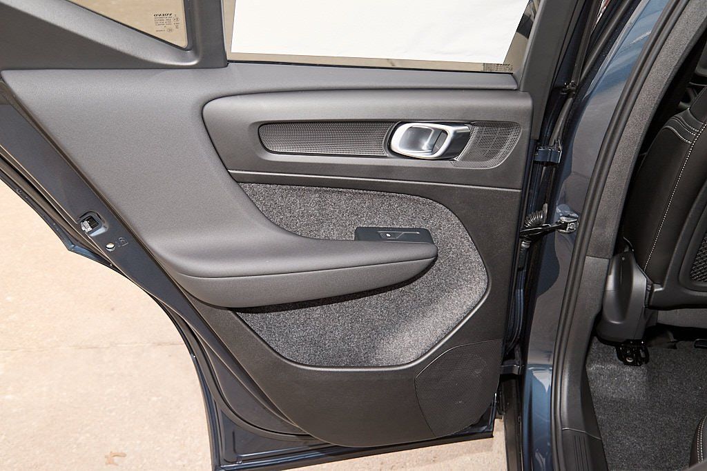 2026 VOLVO XC40 - Image 17