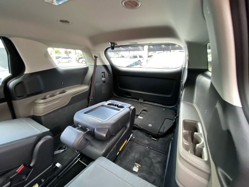 2025 Kia Carnival LXS photo 21