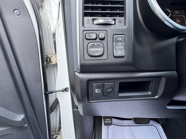 2022 Toyota Sequoia photo 25