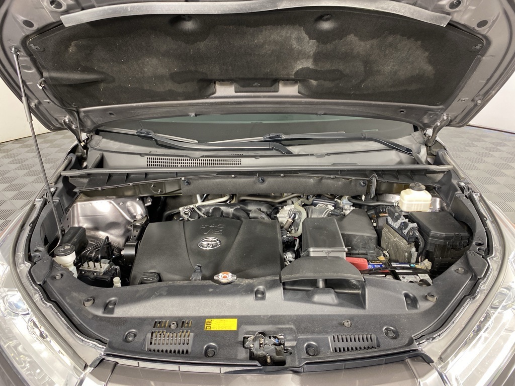 2018 Toyota Highlander LE photo 2