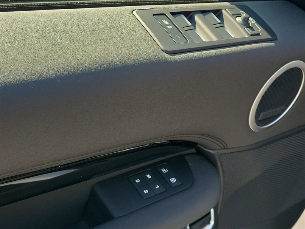 2025 Land Rover Discovery S photo 22