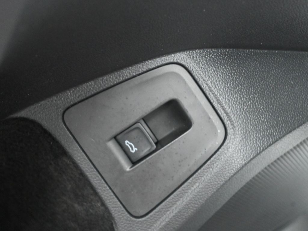 2019 Volkswagen Tiguan SEL photo 10