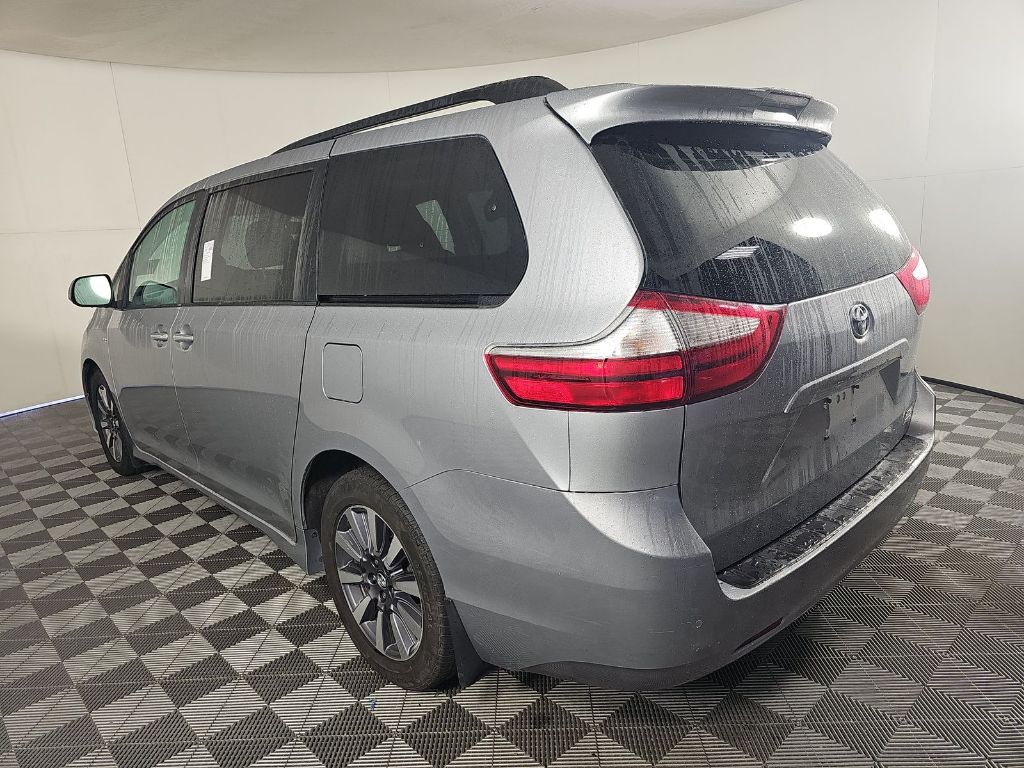 2018 Toyota Sienna XLE Premium photo 4