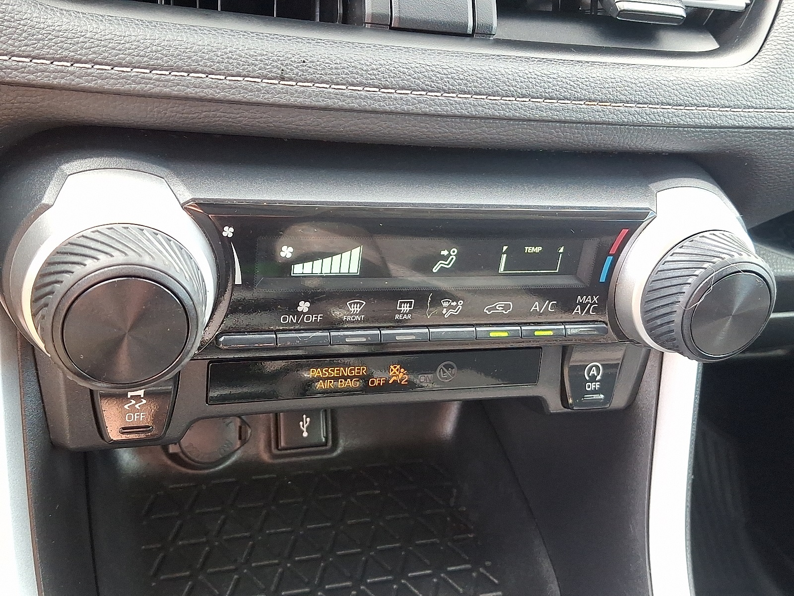 2022 Toyota RAV4 LE photo 14