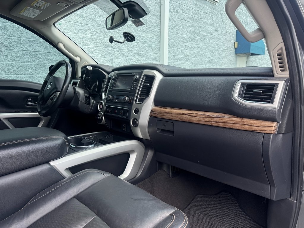 2017 Nissan Titan SL photo 9