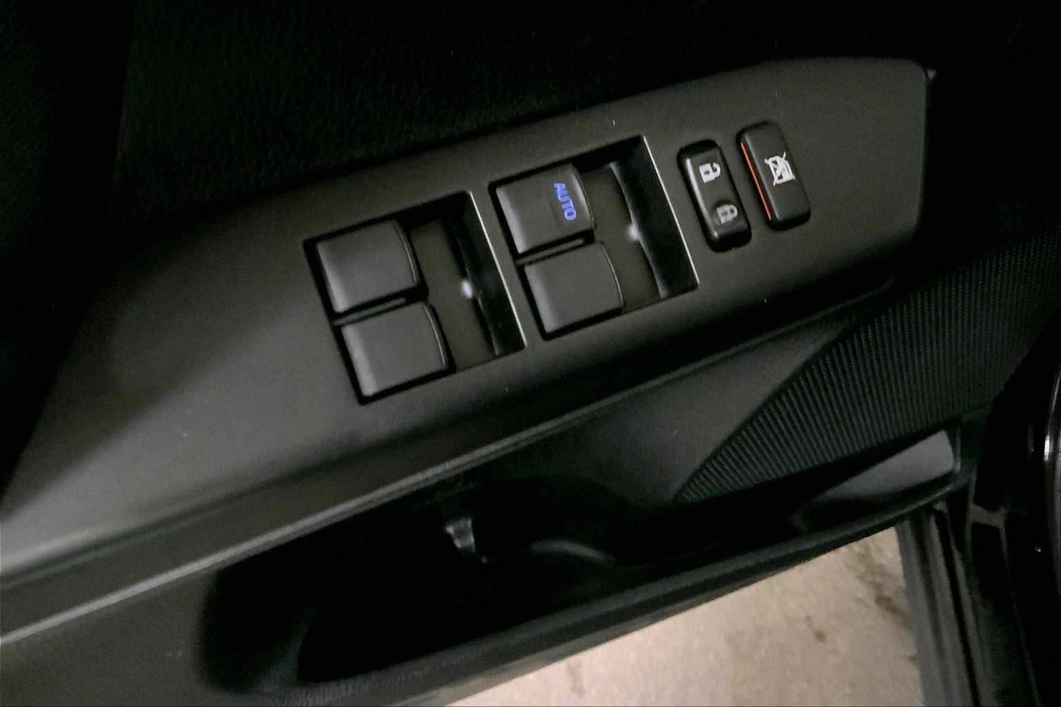 2017 Toyota RAV4 LE photo 31