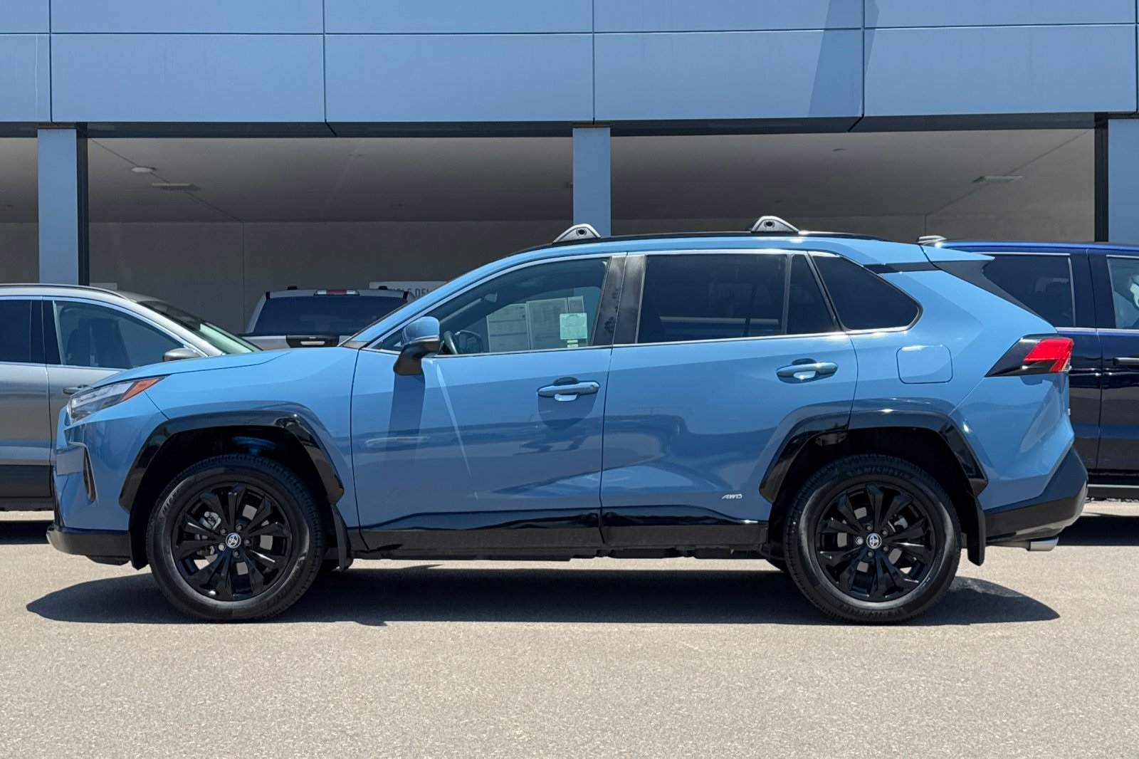 2022 Toyota RAV4 Hybrid SE photo 2