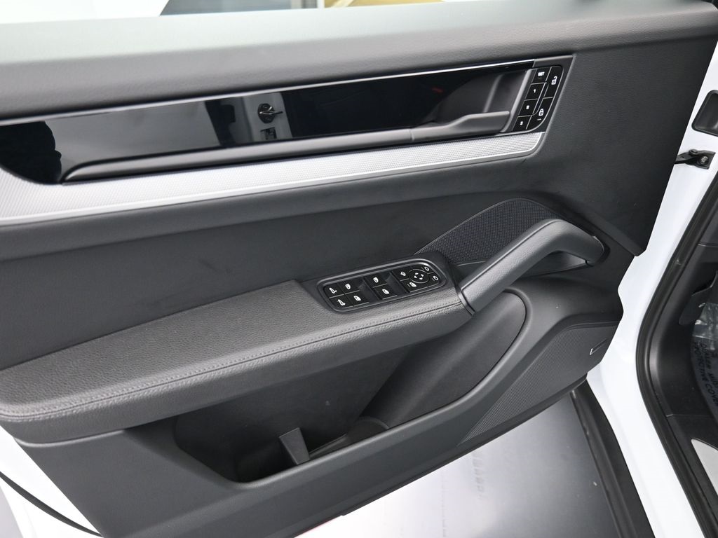 2024 Porsche Cayenne Base photo 19