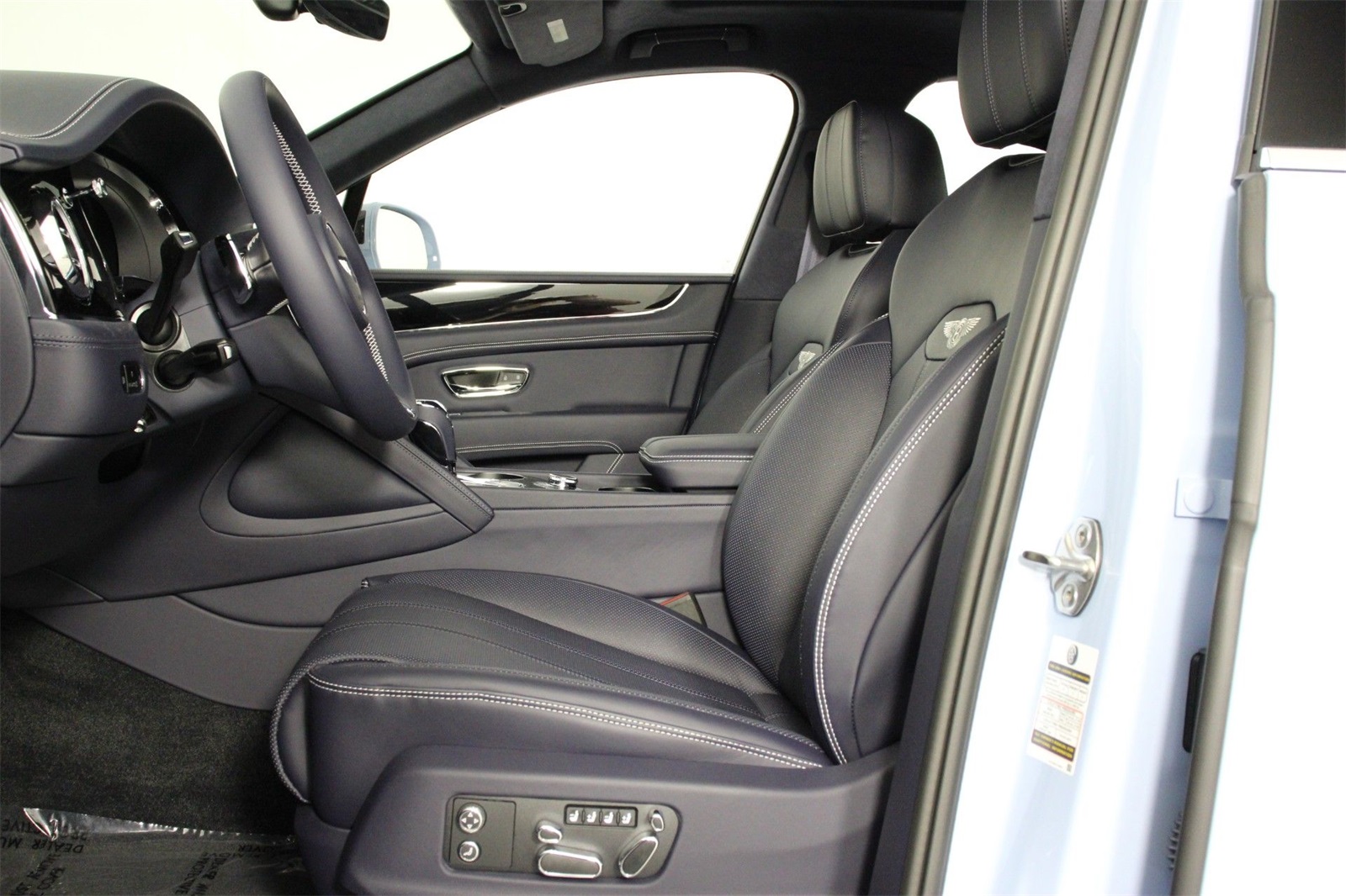 2025 Bentley Bentayga V8 photo 2