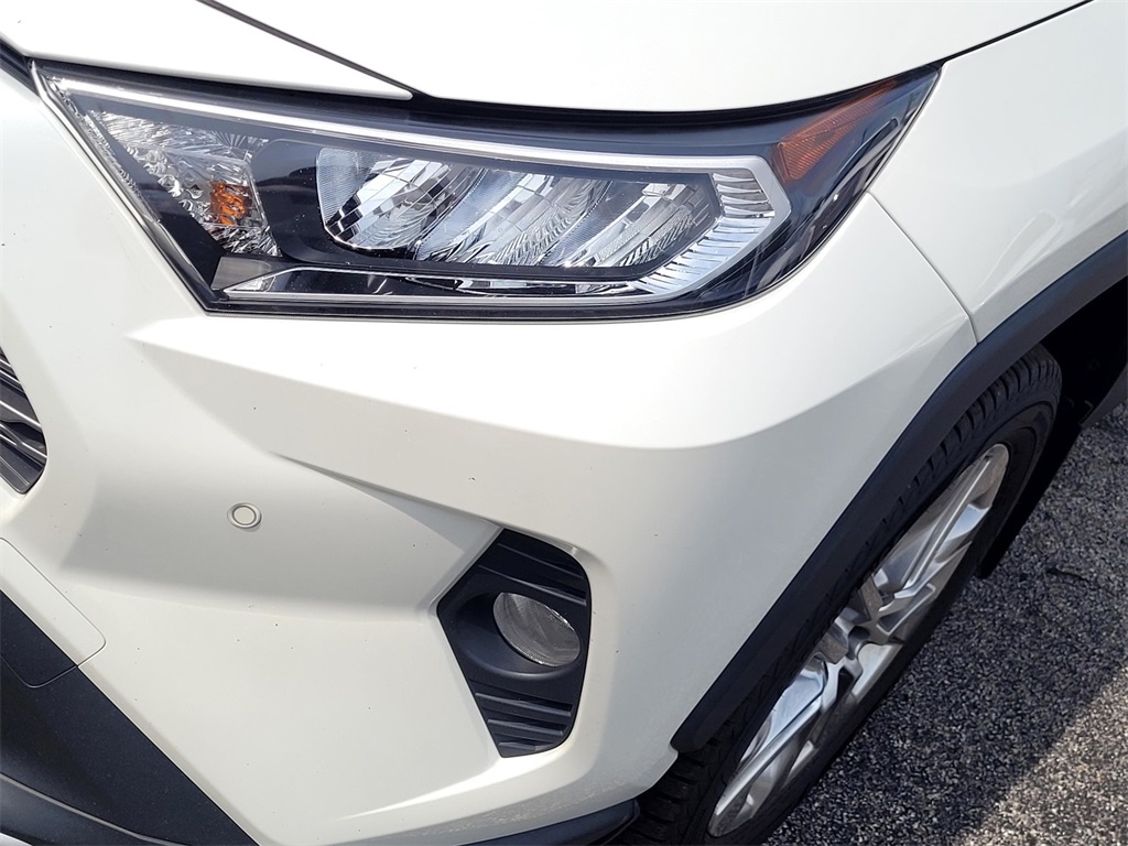 2019 Toyota RAV4 Limited photo 9