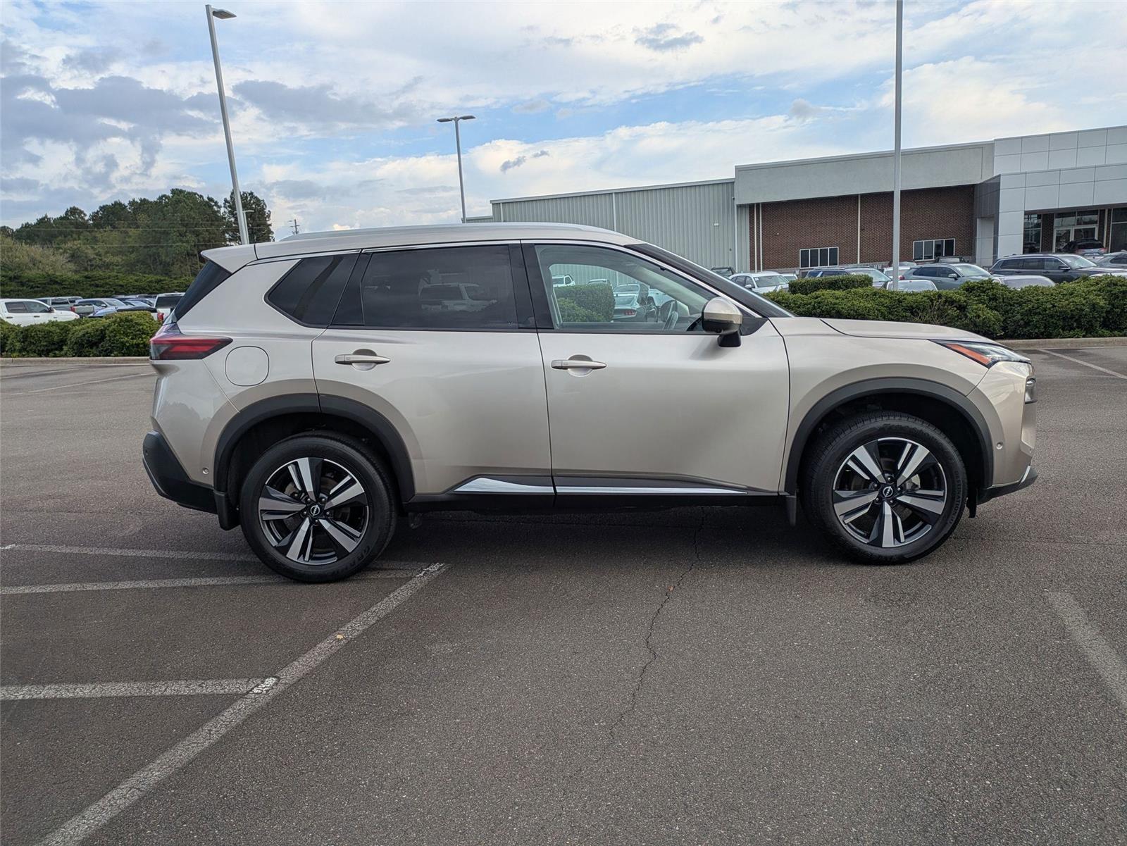 2022 Nissan Rogue SL photo 4