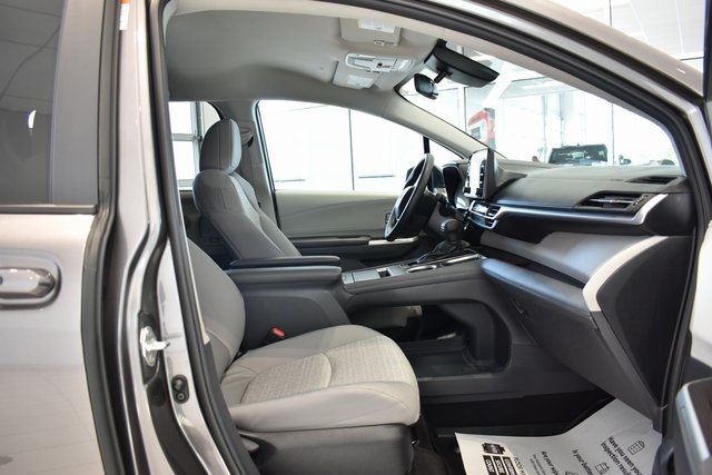 2024 Toyota Sienna LE photo 12