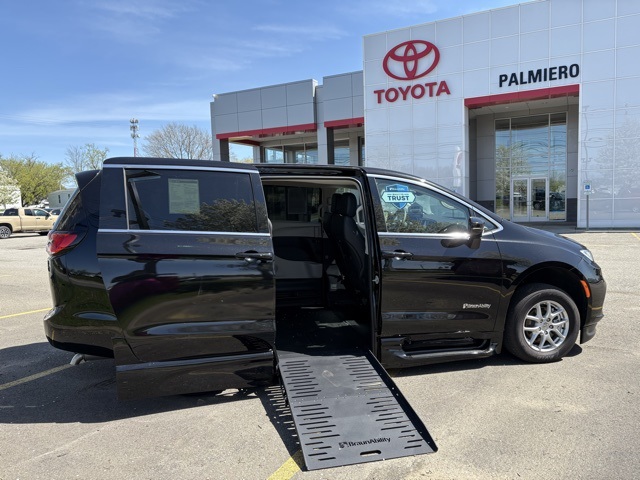 2024 Chrysler Pacifica Touring L's photo