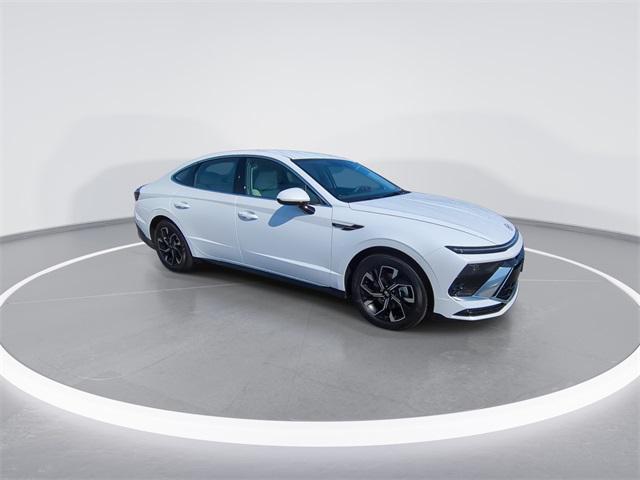 2025 Hyundai Sonata SEL photo 2