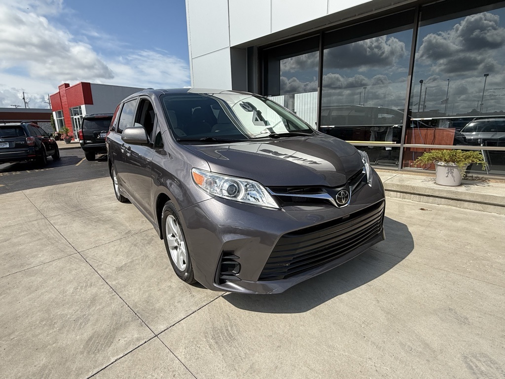 2020 Toyota Sienna LE photo 4
