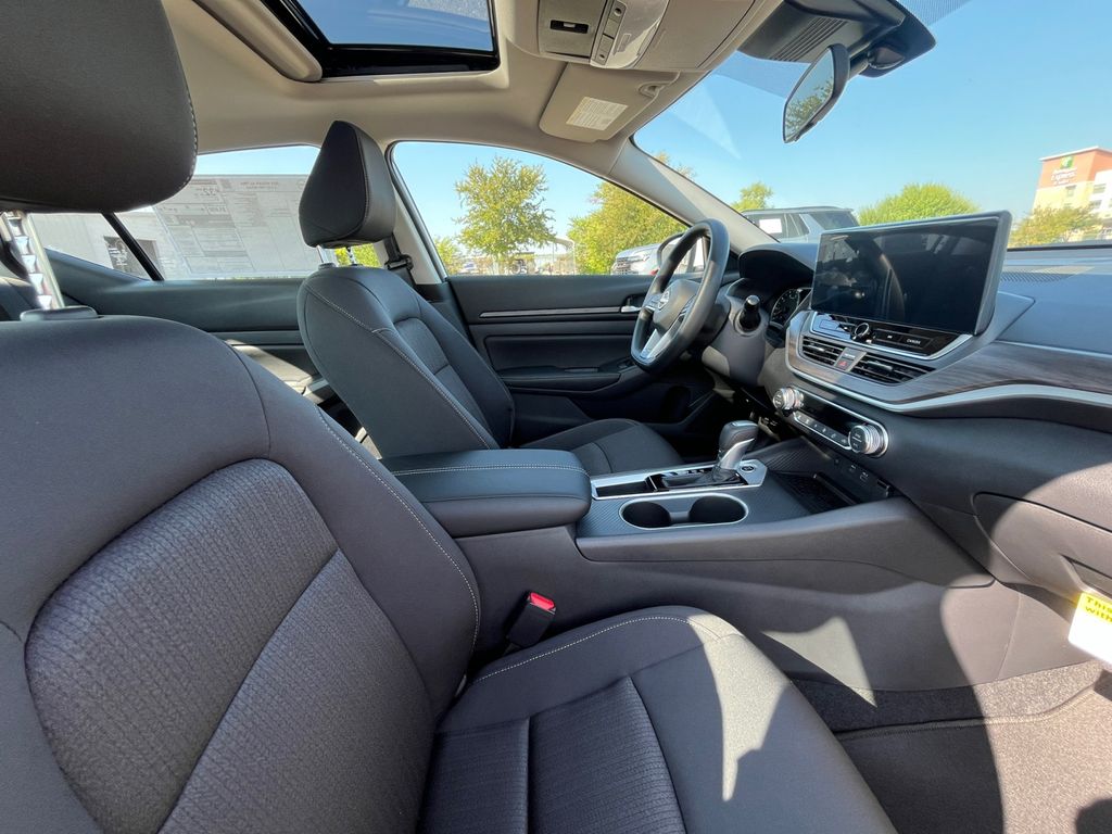 2025 Nissan Altima SV photo 21