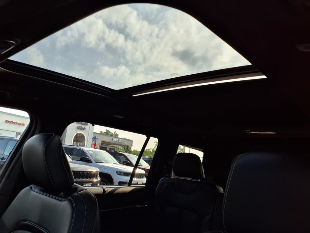 2025 Jeep Grand Cherokee Limited photo 9