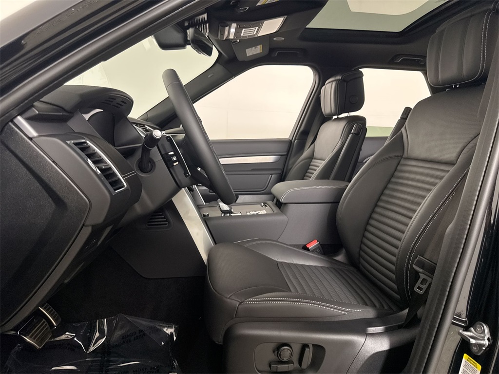 2025 Land Rover Discovery SE photo 10