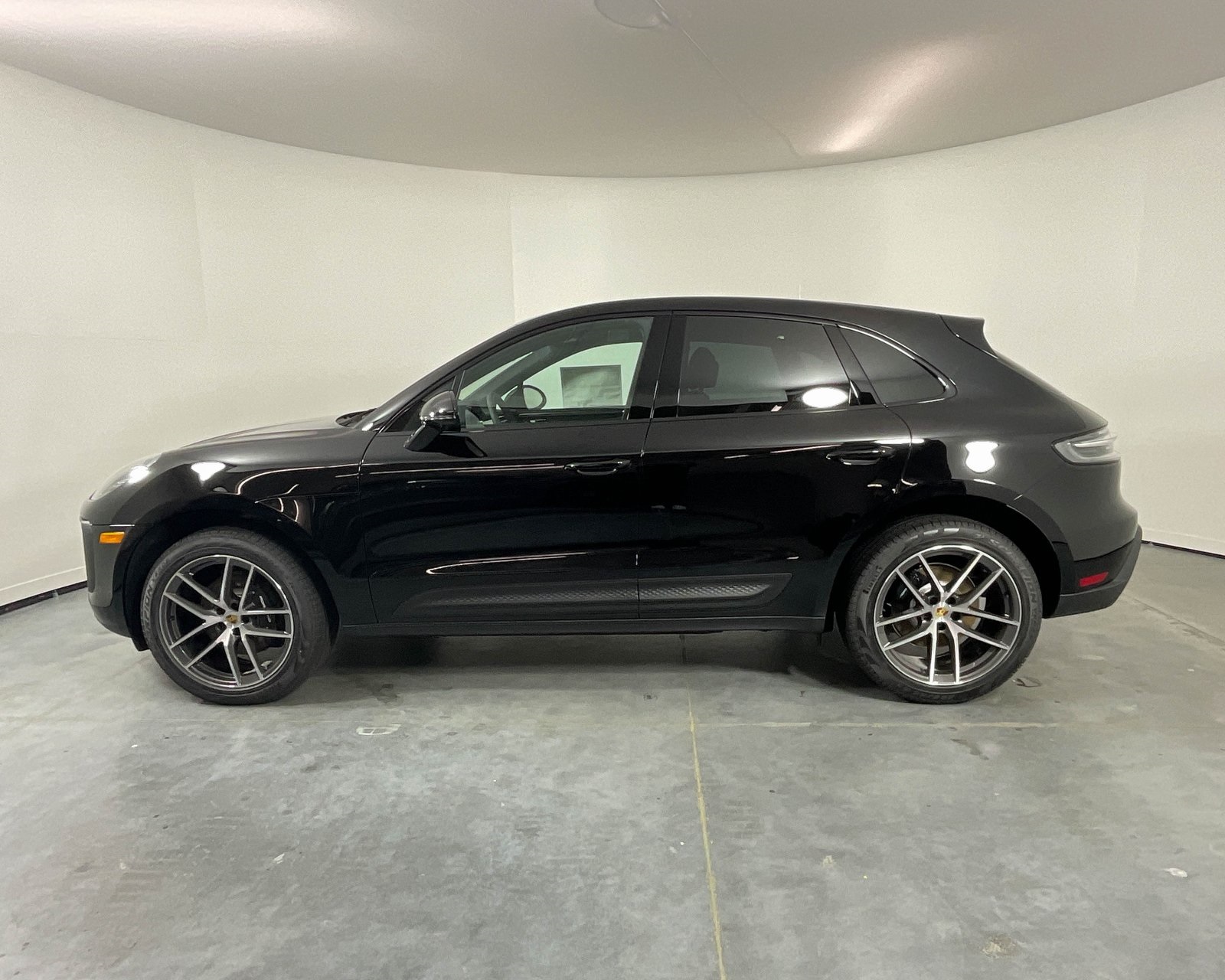 2026 Porsche Macan T photo 2